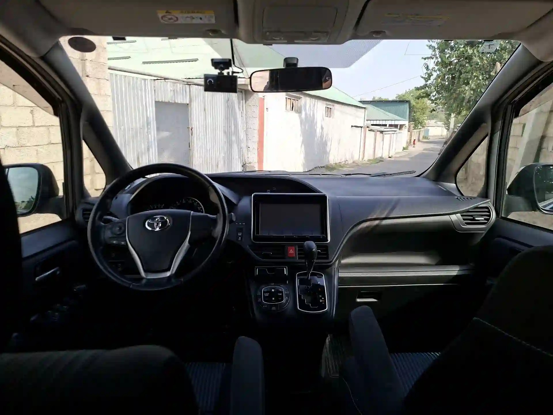 Toyota Voxy 2014 — миниатюра 16
