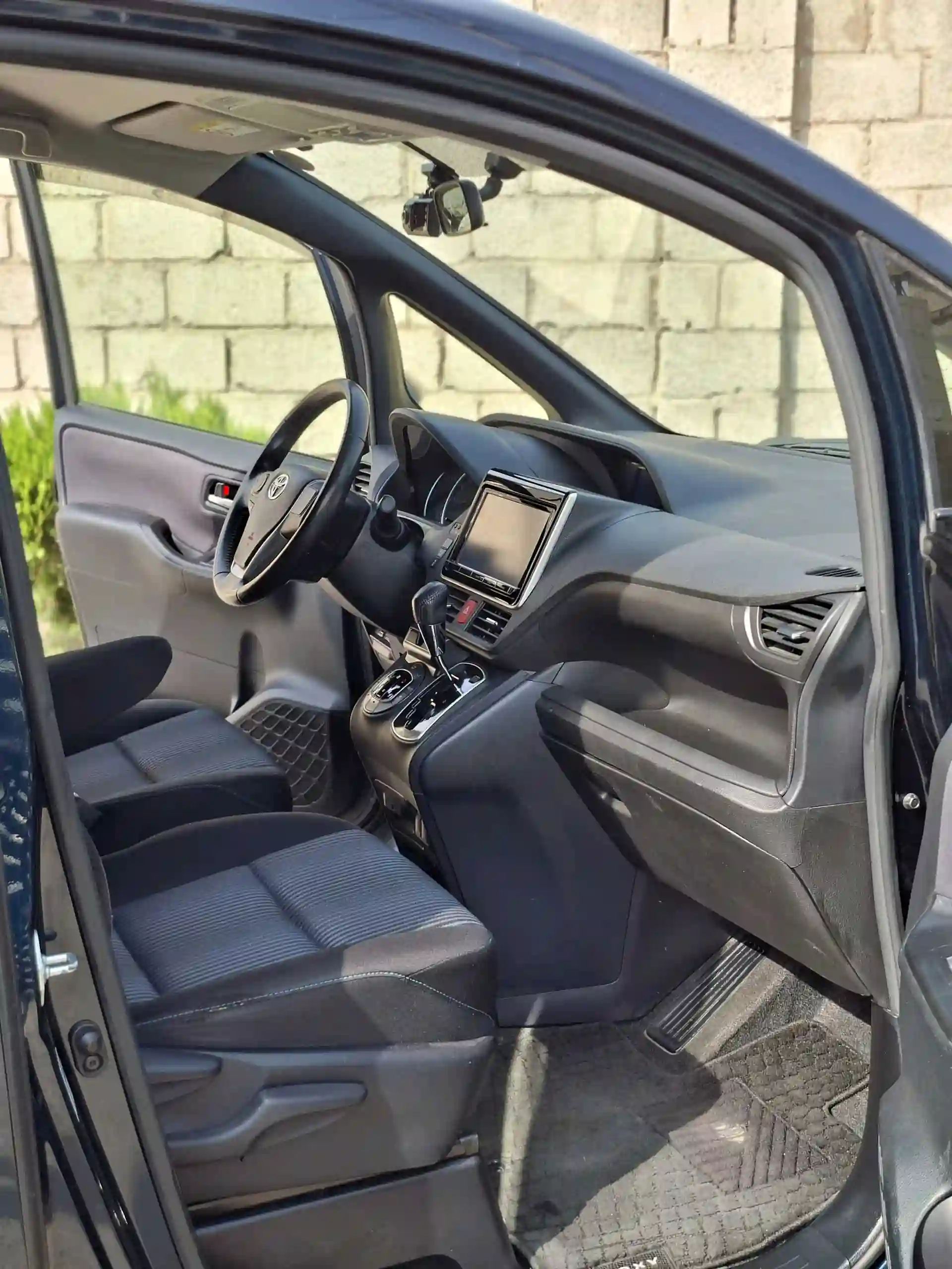 Toyota Voxy 2014 — миниатюра 9