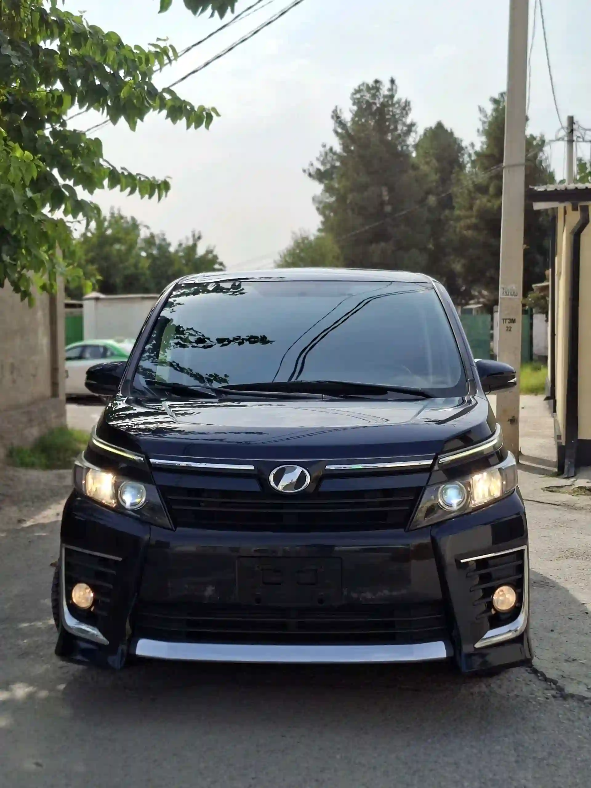 Toyota Voxy 2014 — миниатюра 3