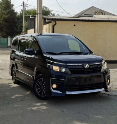 Toyota Voxy 2014