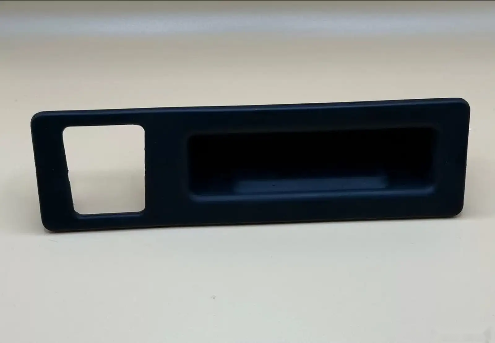 Кнопка открывание багажника BMW F30 F10 F15 F16 F01 F02 — миниатюра 1