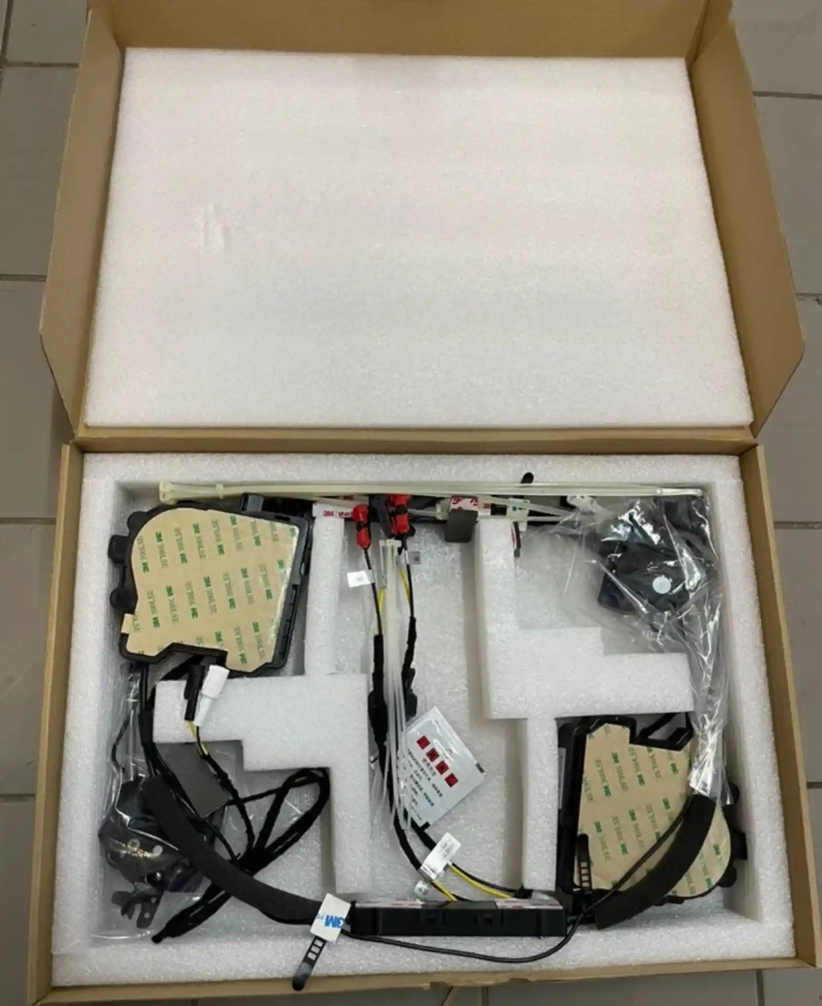 Доводчик дверей от Toyota Land Cruiser 300 — миниатюра 1