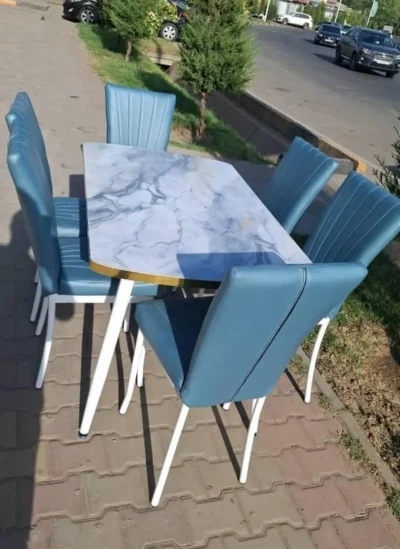 Стол и стулья — миниатюра 1