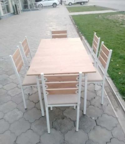 Стол и стулья — миниатюра 1