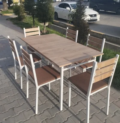 Стол и стулья — миниатюра 1