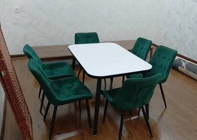 Стол и стулья — миниатюра 1