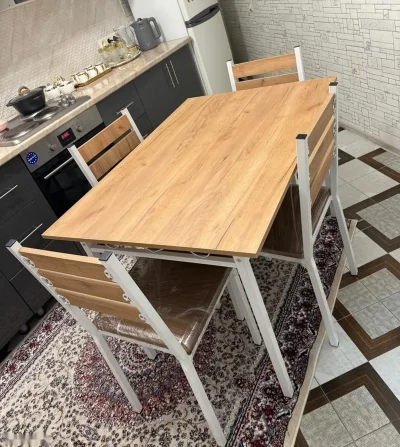 Стол и стулья — миниатюра 1