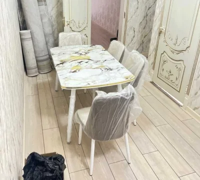 Стол и стулья — миниатюра 1