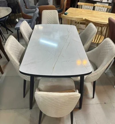 Стол и стулья — миниатюра 1