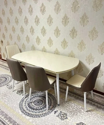 Стол и стулья — миниатюра 1