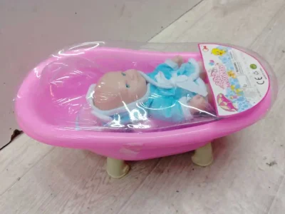 Кукла с ванной игрушкой — миниатюра 1