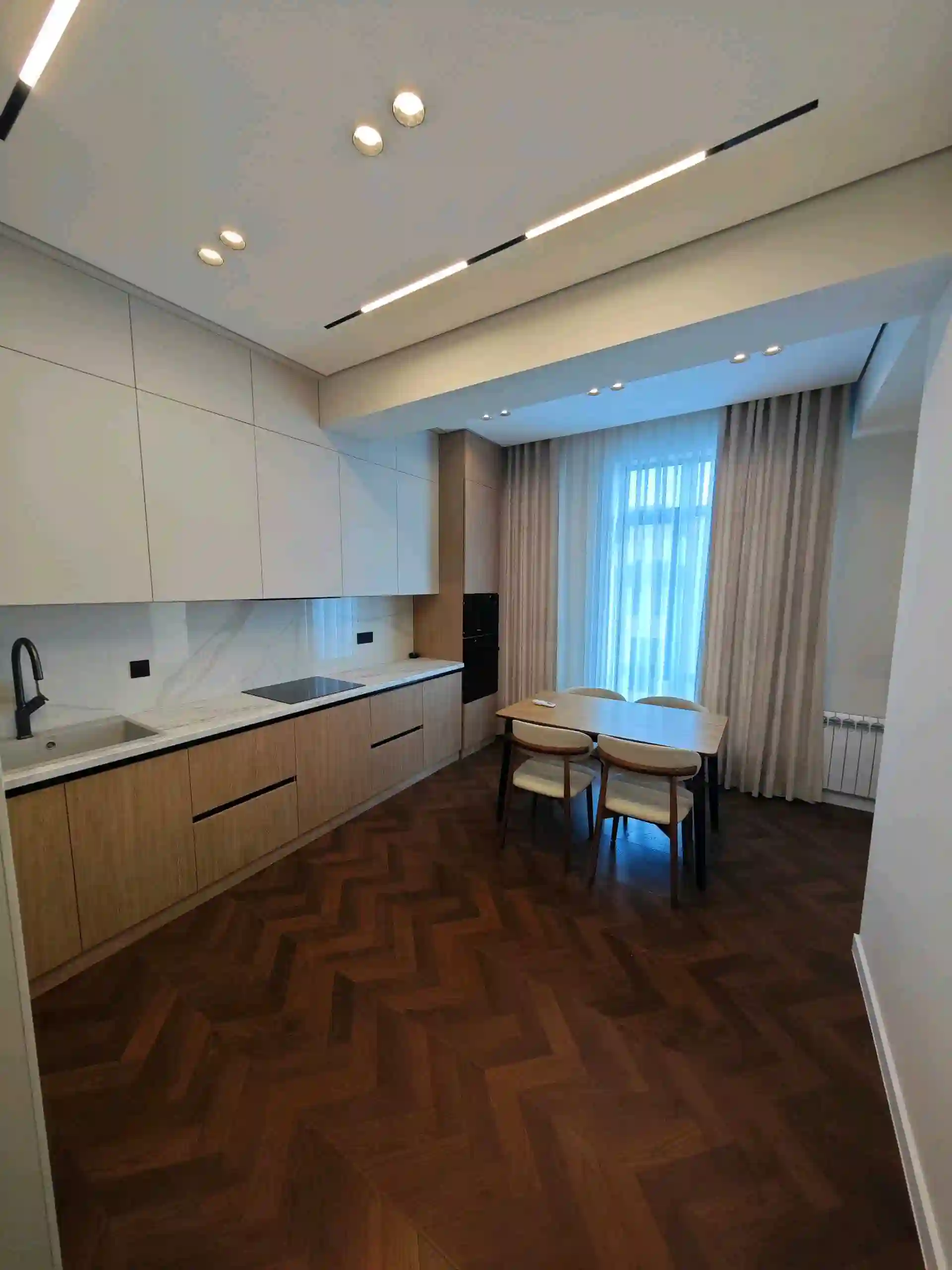 3-к квартира, 11 этаж, 110 м², 33 микрорайон ру ба руи Лицеи умари хаем .