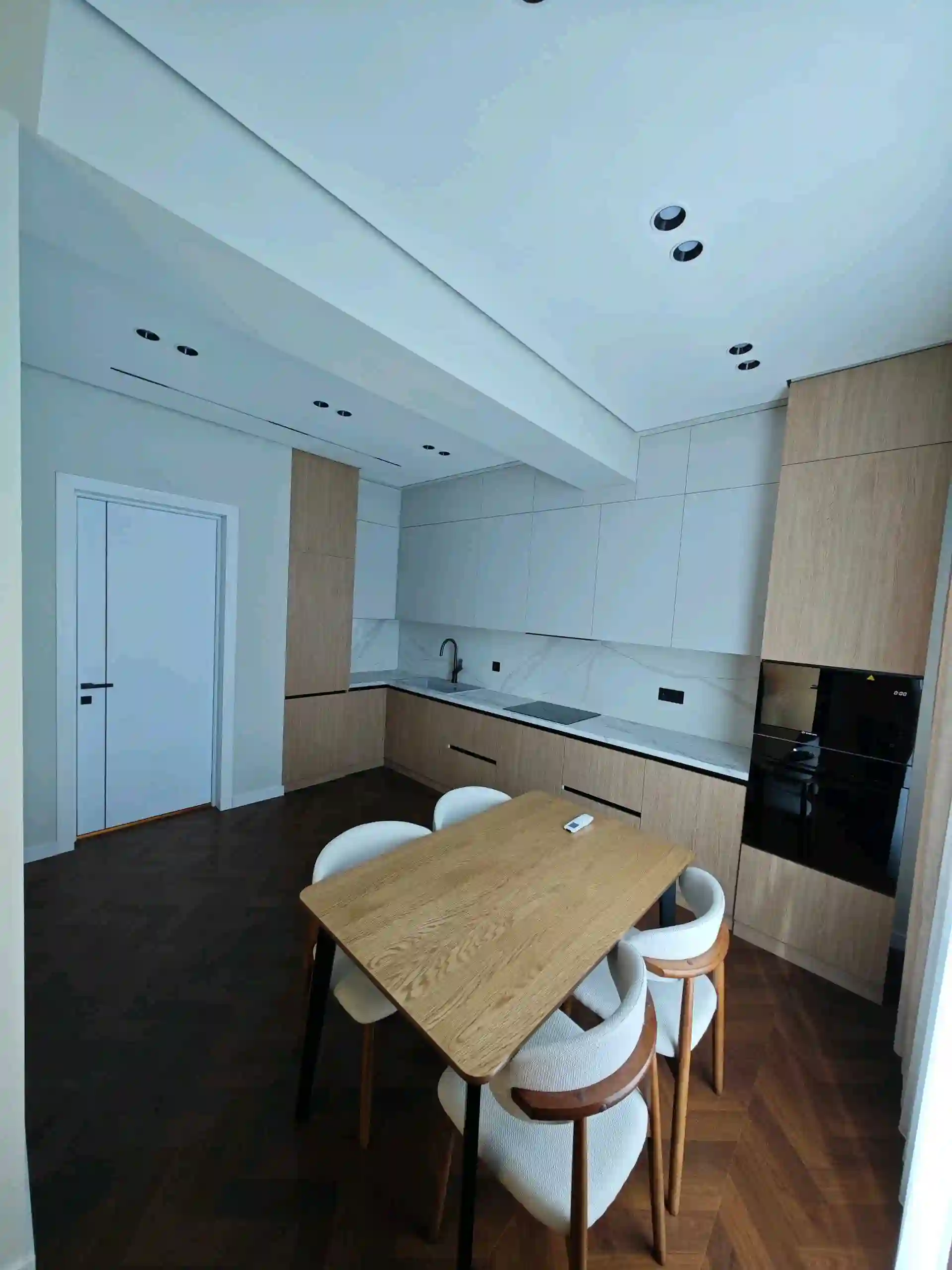 3-к квартира, 11 этаж, 110 м², 33 микрорайон ру ба руи Лицеи умари хаем .