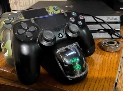 Док станция Dobe для зарядки джойстика Sony Playstation 4 — миниатюра 4