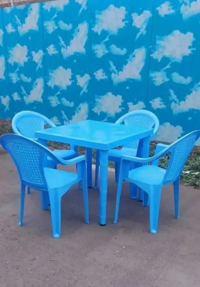 Стол и стулья
