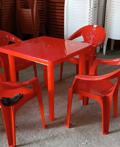 Стол и стулья