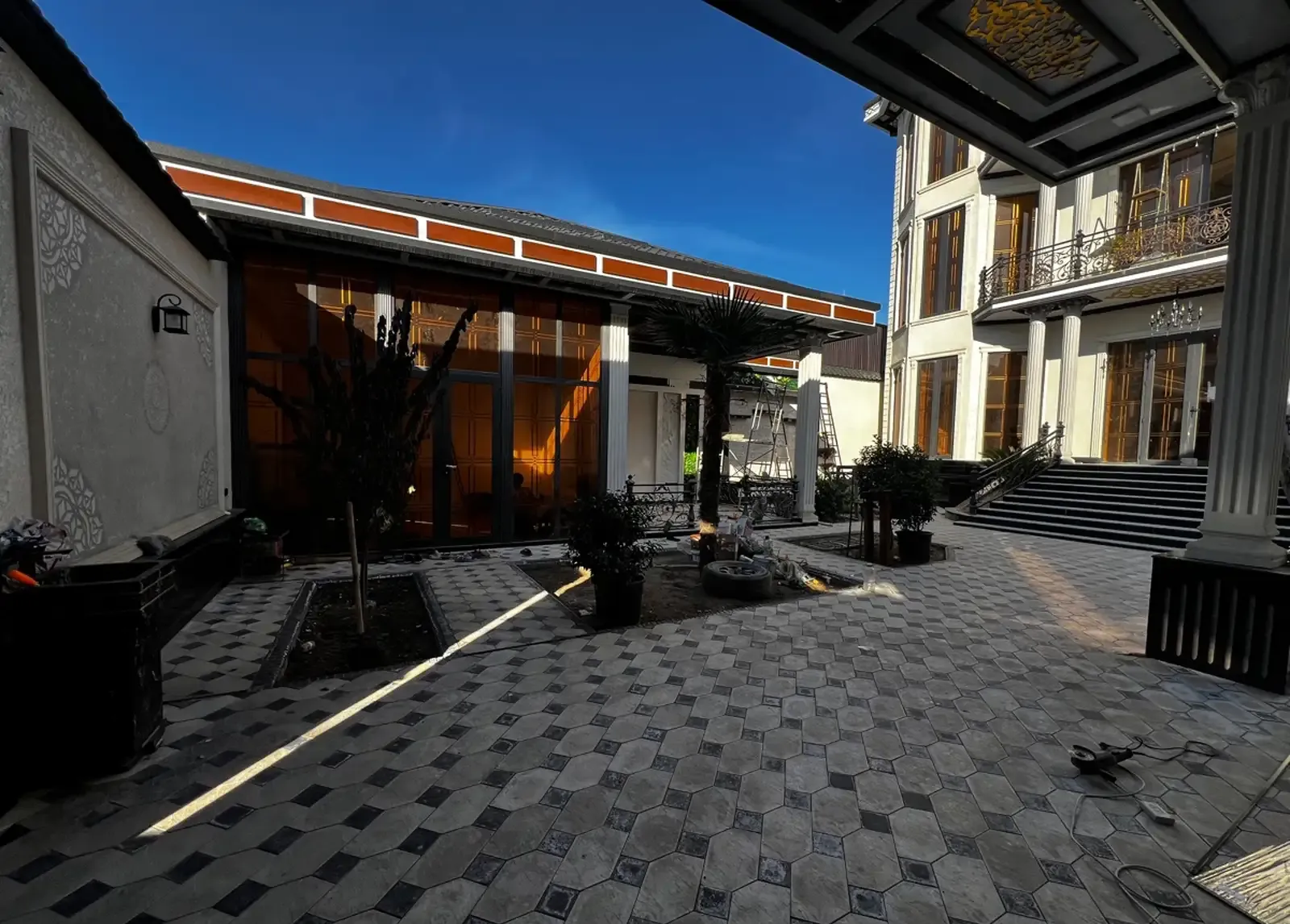 3-этажный, 12 комнатный дом, 830 м², Ашан