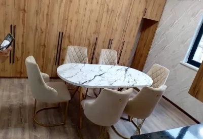Стол и стулья