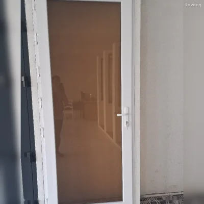 Пластиковая дверь