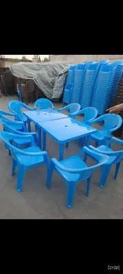 Стол и стулья
