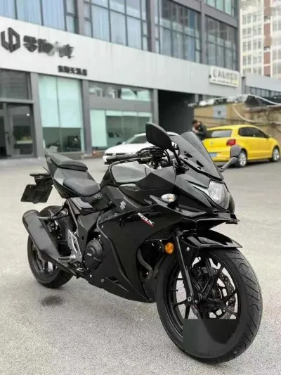 Мотоцикл Suzuki GSX — миниатюра 3