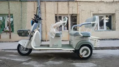 Электронный скутер трёхколёсный