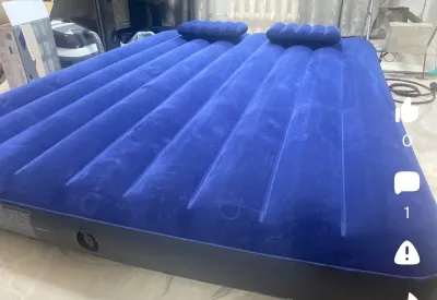Матрас надувной Intex, 203х183х25см с ручной насосам для дома и отдыха и похода