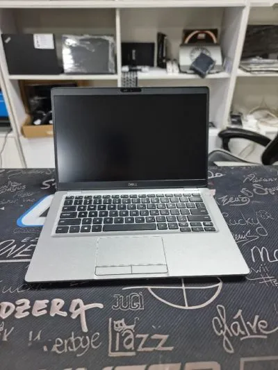 Ноутбук DELL i5 10th RAM8GB DDR4 SSD 256GB видеокарта UHD