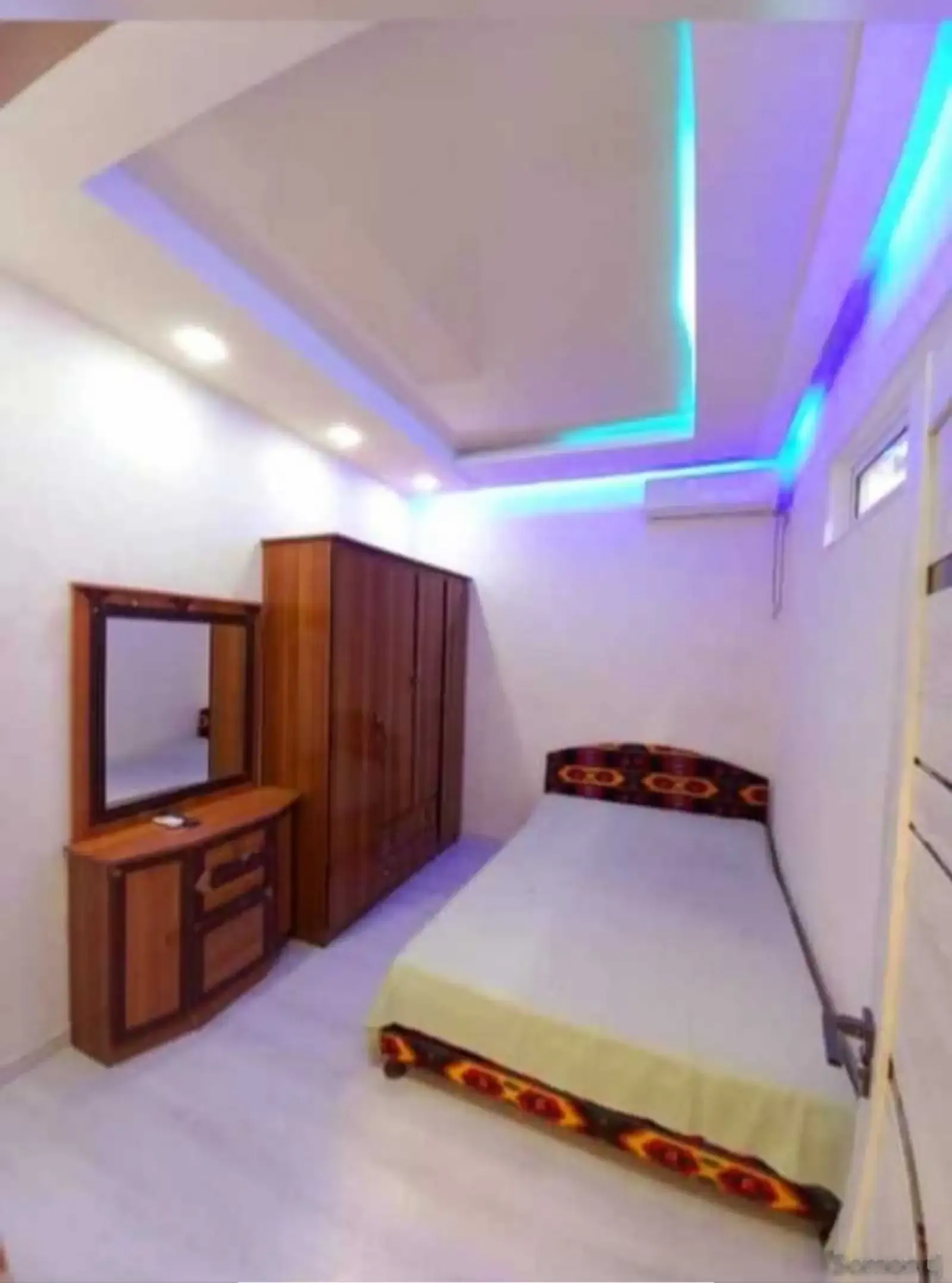 1-комн. квартира, Цокольный этаж, 37 м², 19мкр — миниатюра 1