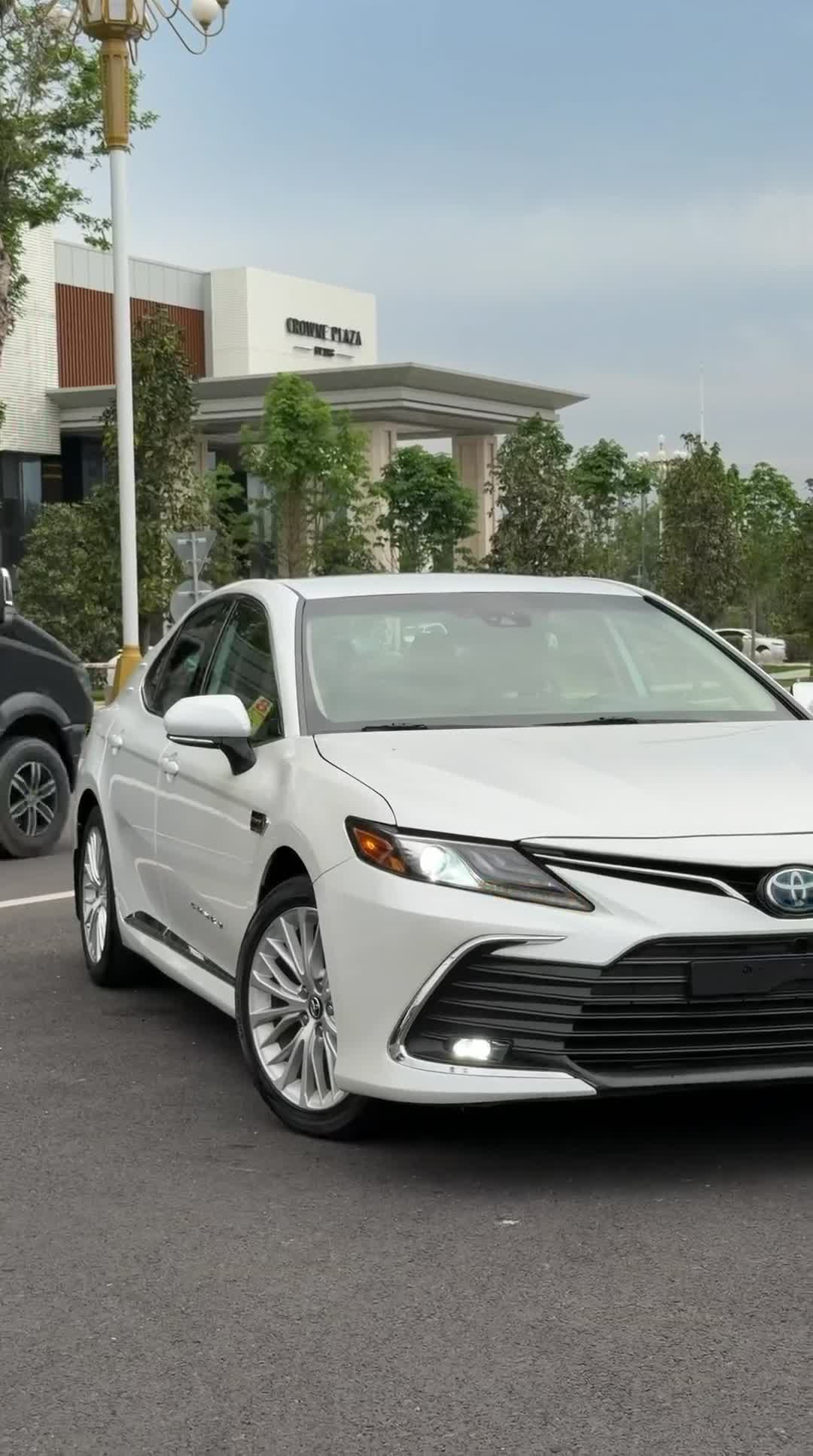 🚘 Toyota Camry XLE Hybrid 2019 — сафед
Мошини зебо, бароҳат ва каммасраф.
🔹 Мотор: 2.5L Hybrid
🔹 Қувва: 208 қ.а.
🔹 Коробка: автомат (E-CVT)
🔹 Комплектация: XLE
🔹 Салон: бароҳат ва пурра
🔹 Ранги